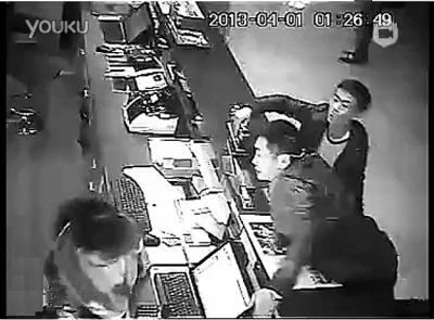 三男子深夜提無理要求遭拒 暴打酒店女前臺