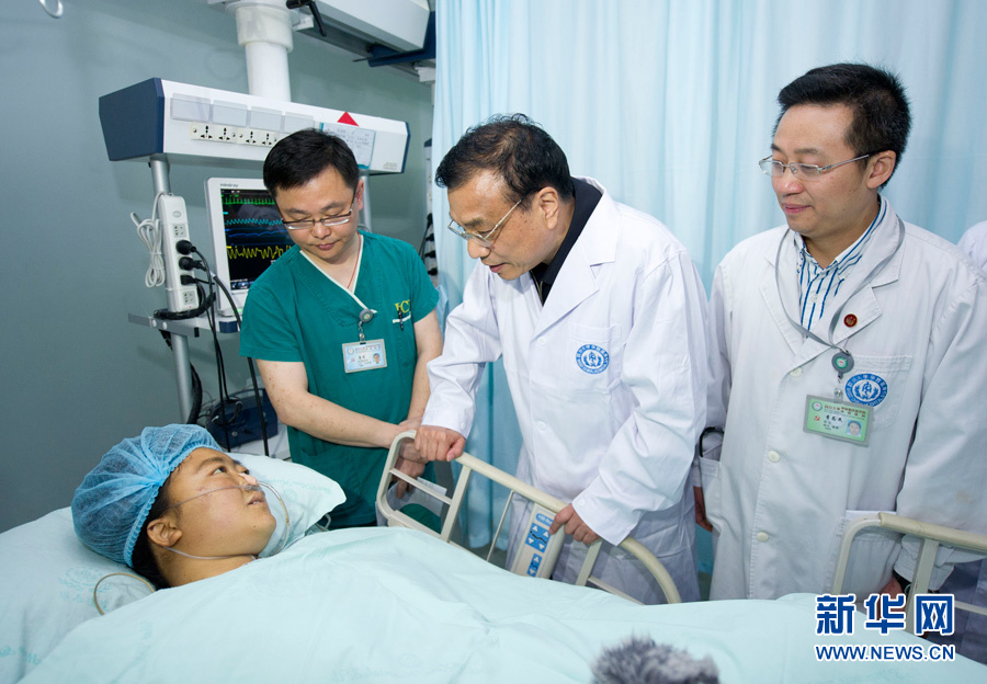 李克強看望蘆山地震危重傷員