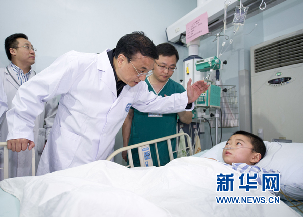李克強到華西醫(yī)院看望地震危重傷員