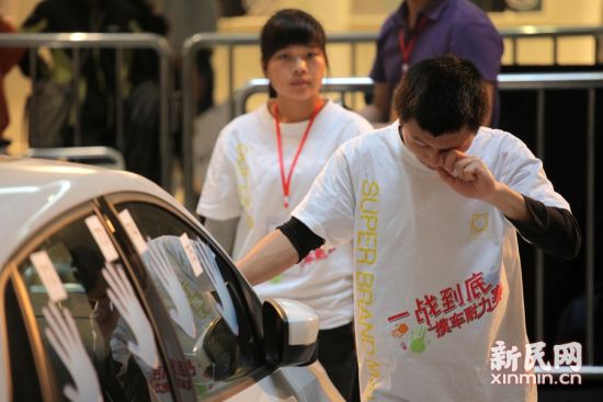 摸車(chē)大賽：女子瘋狂比拼51小時(shí)勝出領(lǐng)走愛(ài)車(chē) 圖