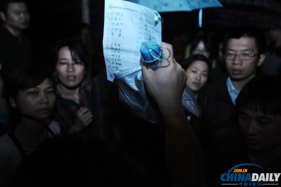 湖南長(zhǎng)沙市：200家長(zhǎng)雨中排隊(duì)取號(hào)報(bào)名校