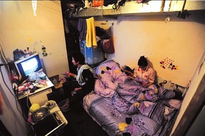 慘！北漂族地下室生活