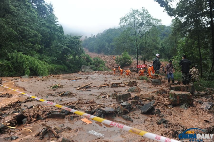 都江堰特大泥石流已致18人死亡 消防官兵在廢墟上搜救