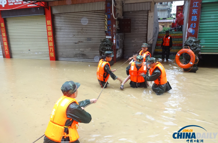 福建三明：武警全力抗擊臺(tái)風(fēng)“潭美”