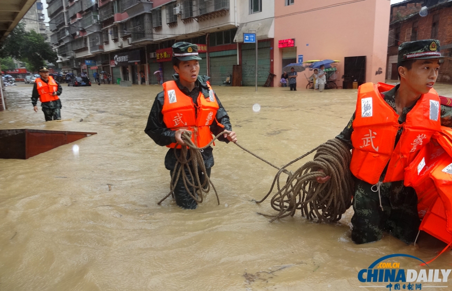 福建三明：武警全力抗擊臺風(fēng)“潭美”