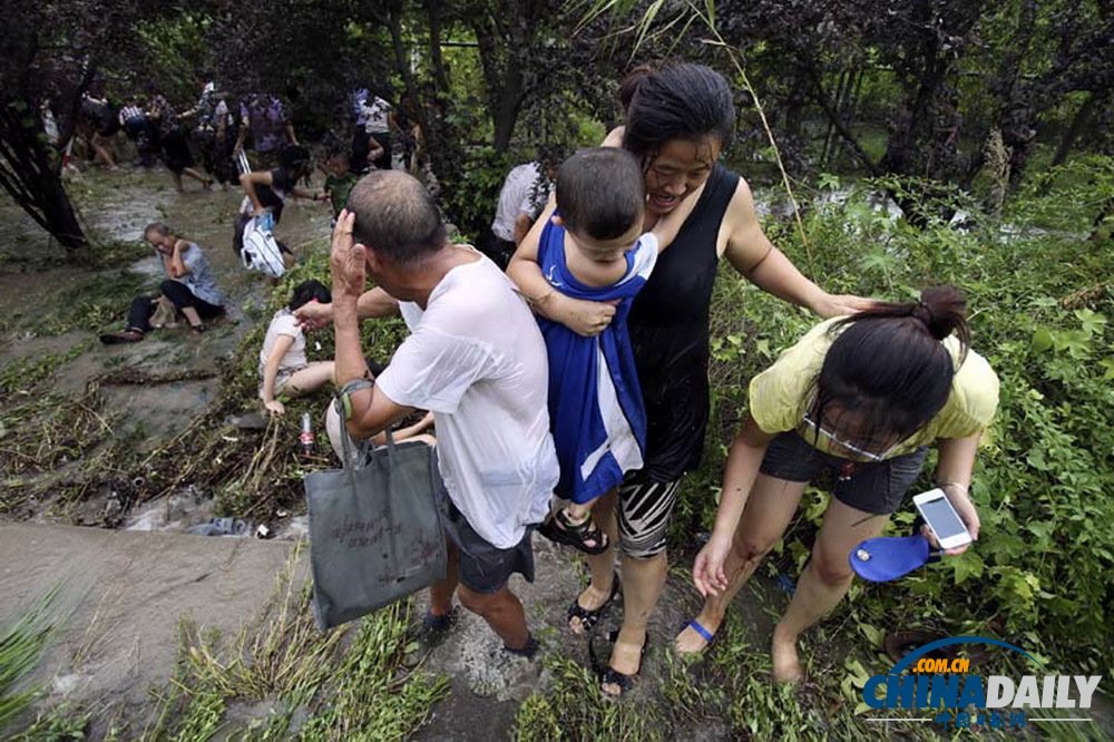 浙江海寧大潮沖下護(hù)堤