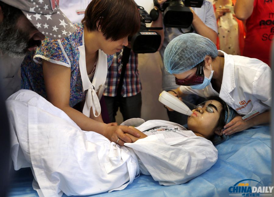 杭州：10歲輟學(xué)“毛孩”受關(guān)愛(ài) 接受面部激光脫毛