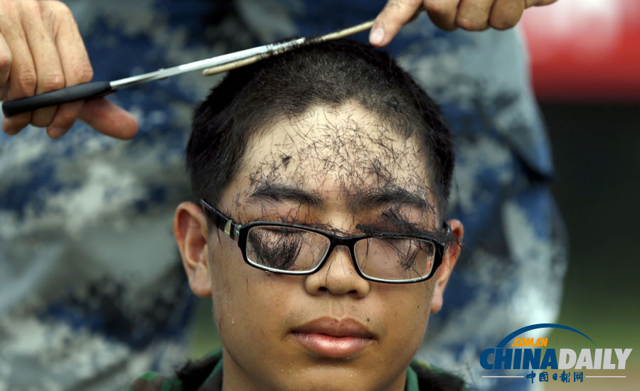 浙江杭州：男生發(fā)長(zhǎng)不合格 教官執(zhí)剪剃平頭