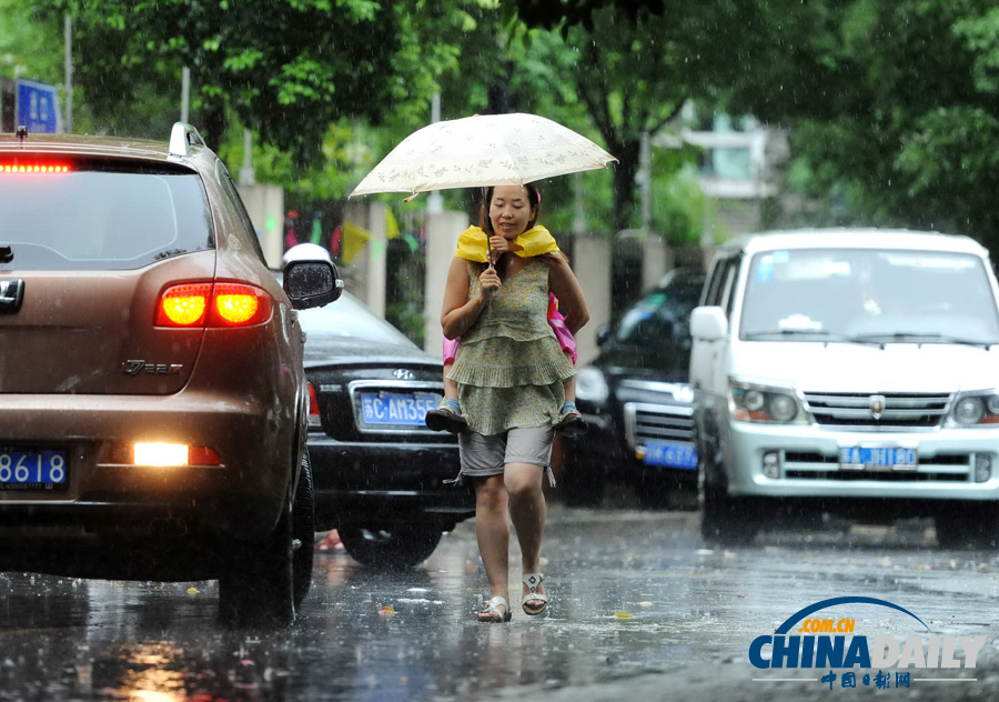 滬發(fā)布3年來(lái)首個(gè)暴雨紅色預(yù)警 浦東雨量達(dá)120mm