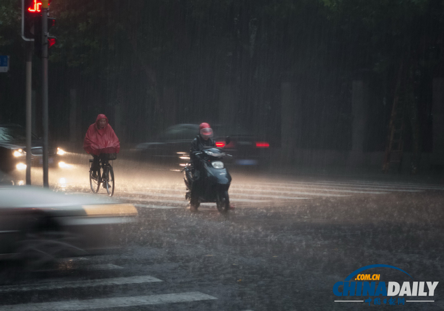 滬發(fā)布3年來首個暴雨紅色預(yù)警 浦東雨量達120mm