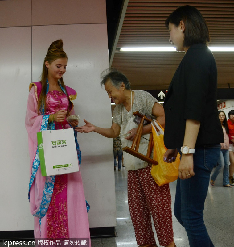 上海：外國(guó)美女玩穿越扮嫦娥 求與路人共度中秋良宵