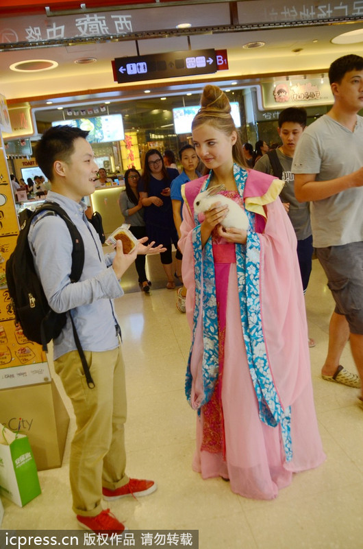 上海：外國(guó)美女玩穿越扮嫦娥 求與路人共度中秋良宵