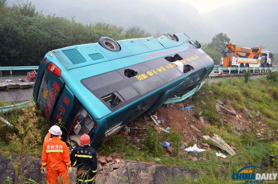 滬昆高速貴州凱里段大客車(chē)側(cè)翻致2死43傷