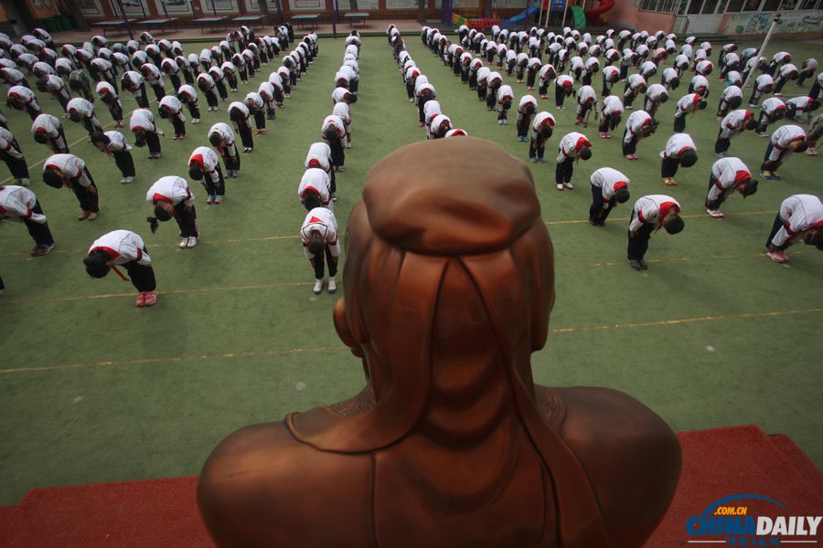 濟南：400余名小學(xué)生操場拜孔子 紀(jì)念孔子誕辰2564周年