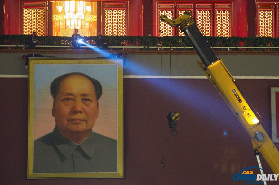 北京：迎國(guó)慶天安門(mén)城樓更換新毛主席像