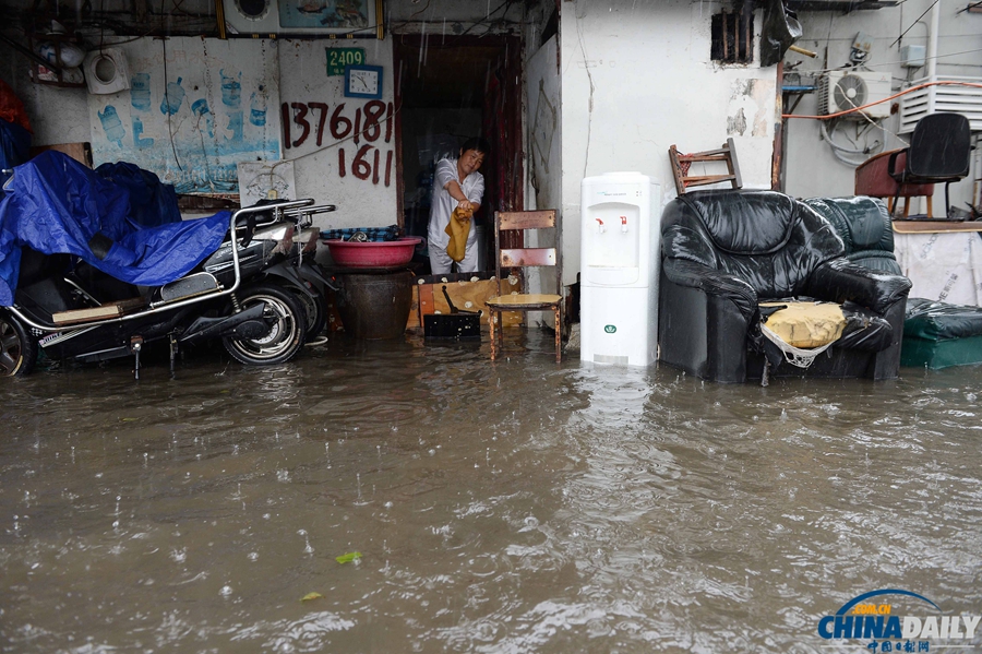 上海：暴雨造成50多條段馬路積水
