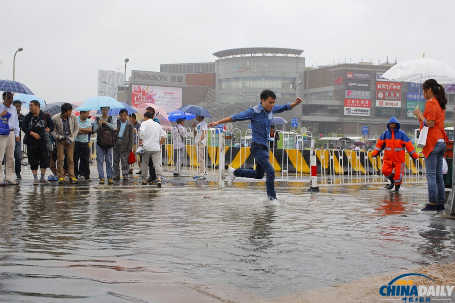上海：暴雨造成50多條段馬路積水