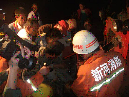 村民不慎腿卡收割機(jī) 邢臺消防緊急施救