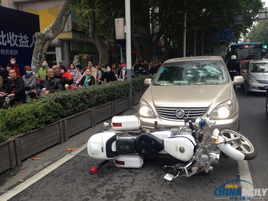 南京一男子疑涉毒駕車狂飆撞傷交警