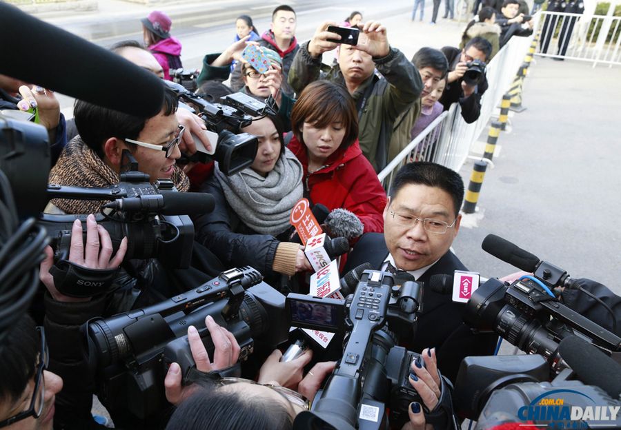 李某某等五人強奸案二審開庭