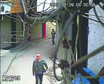 男子拿書掩護(hù)行竊 被便衣民警“找茬”露馬腳(圖)