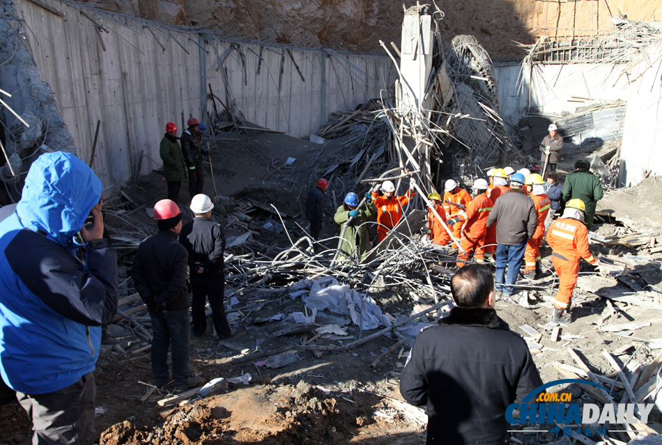 河北遵化一在建庫房坍塌事故現(xiàn)場曝光 已致8人死亡