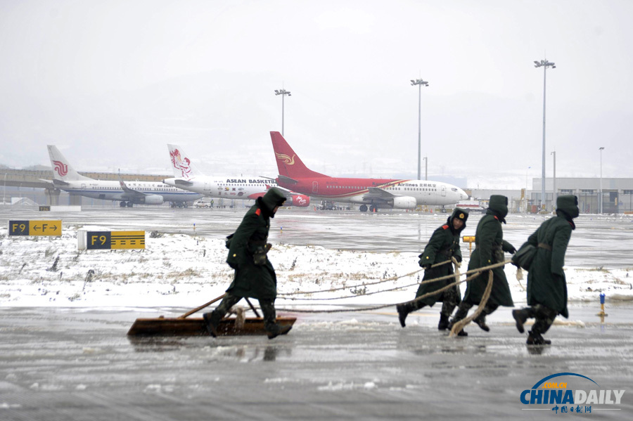昆明機場一名因大雪滯留旅客暈倒 緊急送醫(yī)救治