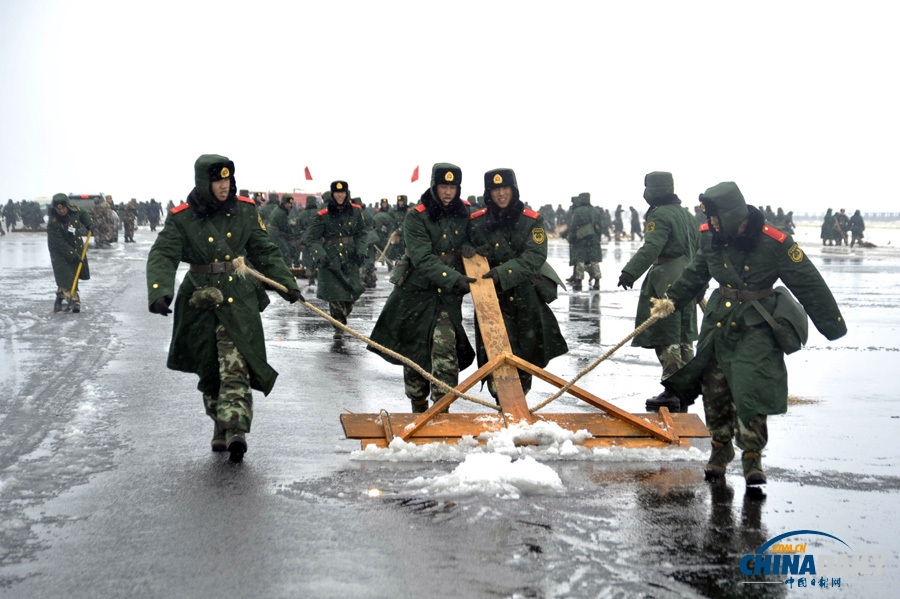 昆明機(jī)場(chǎng)一名因大雪滯留旅客暈倒 緊急送醫(yī)救治