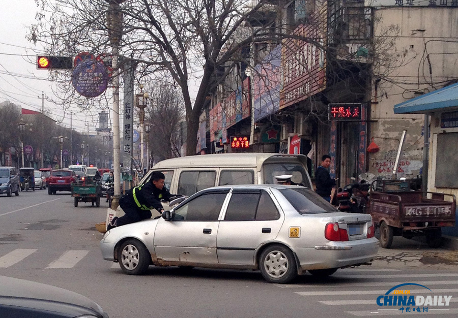 河北鹽山一車主頂著警察開車被攔下