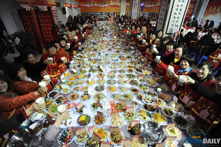 武漢一社區(qū)舉辦“萬(wàn)家宴”場(chǎng)面壯觀