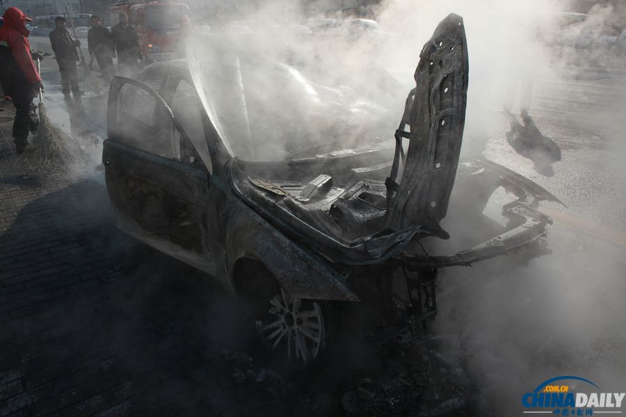 北京一輛寶馬轎車(chē)發(fā)生自燃 被燒只剩車(chē)架