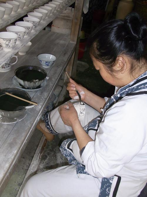 全國(guó)網(wǎng)媒記者走進(jìn)江西“瓷都” 景德鎮(zhèn)手工制瓷“磁”性十足