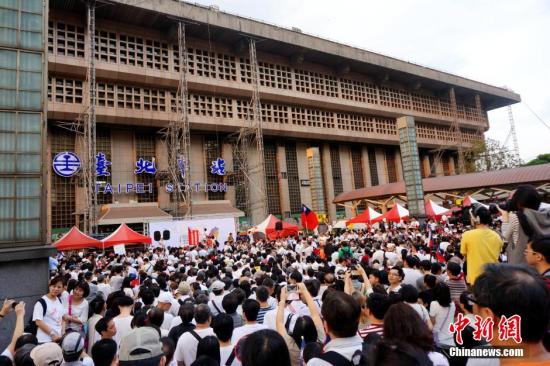 臺“反服貿(mào)協(xié)議”學(xué)生和團體著黑衣上凱道 逾11萬人