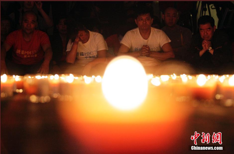 MH370航班失聯(lián)滿月 在京乘客家屬舉行祈?；顒?dòng)