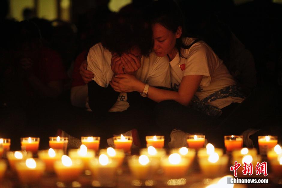 MH370航班失聯(lián)滿月 在京乘客家屬舉行祈?；顒?/></a></p>

<p>　　4月8日，乘客家屬祈福。當日，馬航MH370航班失聯(lián)事件發(fā)生滿一個月，失聯(lián)乘客家屬在北京麗都飯店舉行祈?；顒印Ｖ行律绨l(fā)韓海丹 攝</p>
</p>
</div>
</div>

<div   class=