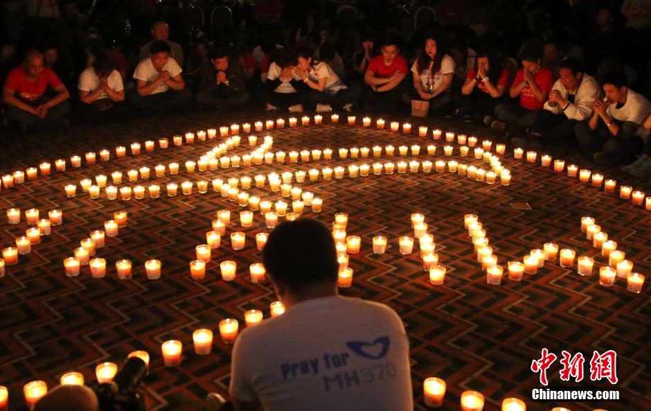 MH370航班失聯(lián)滿月 在京乘客家屬舉行祈?；顒?/></a></p>

<p>　　4月8日，乘客家屬祈福。當(dāng)日，馬航MH370航班失聯(lián)事件發(fā)生滿一個月，失聯(lián)乘客家屬在北京麗都飯店舉行祈?；顒印Ｖ行律绨l(fā)韓海丹 攝</p>
</p>
</div>
</div>

<div   class=
