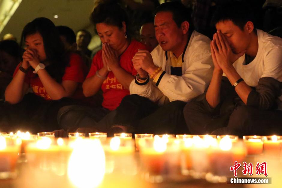 MH370航班失聯(lián)滿月 在京乘客家屬舉行祈?；顒?/></a></p>

<p>　　4月8日，乘客家屬祈福。當日，馬航MH370航班失聯(lián)事件發(fā)生滿一個月，失聯(lián)乘客家屬在北京麗都飯店舉行祈?；顒?。中新社發(fā)韓海丹 攝</p>
</p>
</div>
</div>

<div   class=