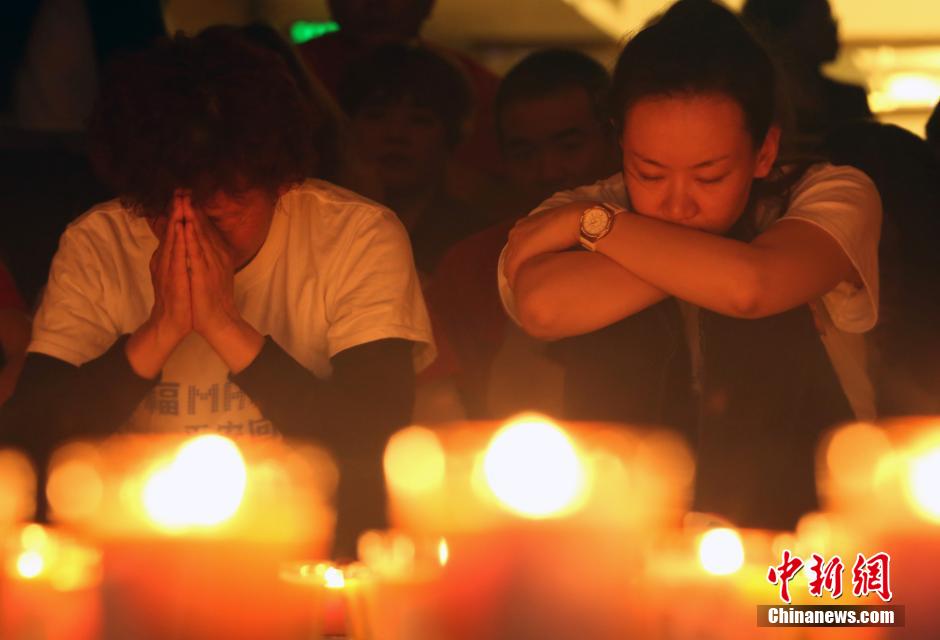 MH370航班失聯(lián)滿月 在京乘客家屬舉行祈?；顒?/></a></p>

<p>　　4月8日，乘客家屬祈福。當(dāng)日，馬航MH370航班失聯(lián)事件發(fā)生滿一個月，失聯(lián)乘客家屬在北京麗都飯店舉行祈?；顒?。中新社發(fā)韓海丹 攝</p>
</p>
</div>
</div>

<div   class=
