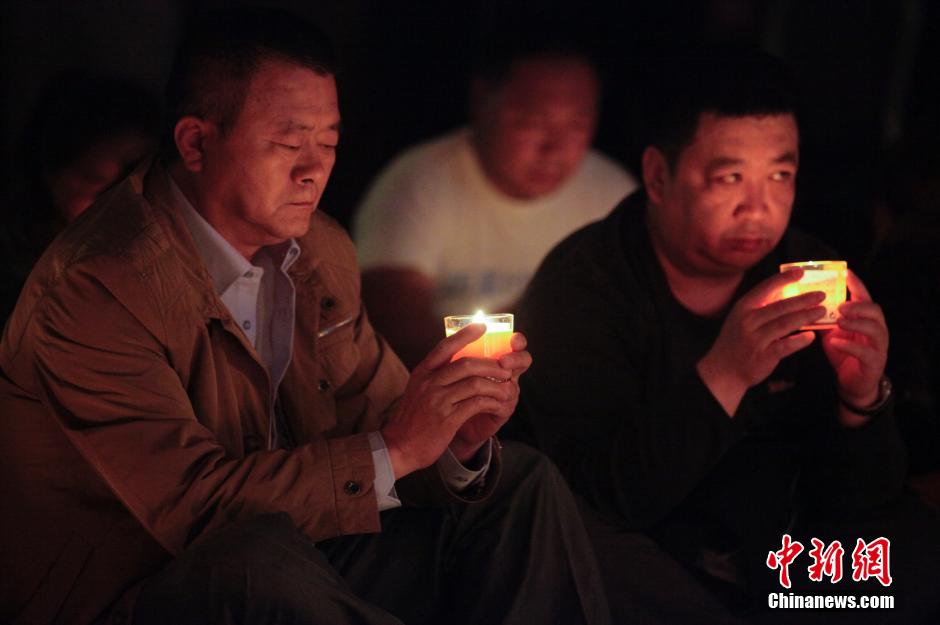 MH370航班失聯(lián)滿月 在京乘客家屬舉行祈?；顒?/></a></p>

<p>　　4月8日，乘客家屬祈福。當(dāng)日，馬航MH370航班失聯(lián)事件發(fā)生滿一個月，失聯(lián)乘客家屬在北京麗都飯店舉行祈福活動。中新社發(fā)韓海丹 攝</p>
</p>
</div>
</div>

<div   class=