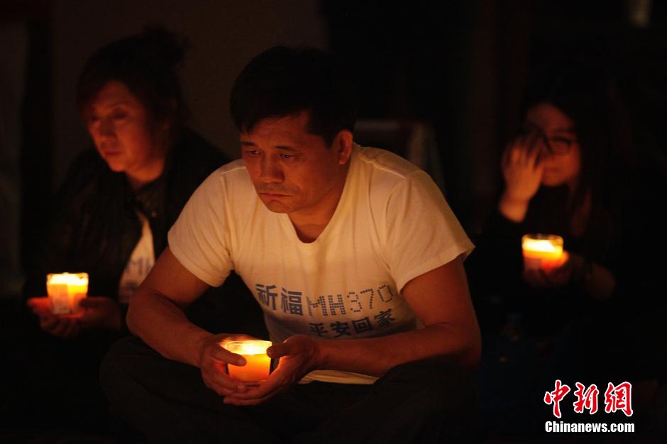 MH370航班失聯滿月 在京乘客家屬舉行祈?；顒?/></a></p>

<p>　　4月8日，乘客家屬祈福。當日，馬航MH370航班失聯事件發(fā)生滿一個月，失聯乘客家屬在北京麗都飯店舉行祈?；顒印Ｖ行律绨l(fā)韓海丹 攝</p>
</p>
</div>
</div>

<div   class=