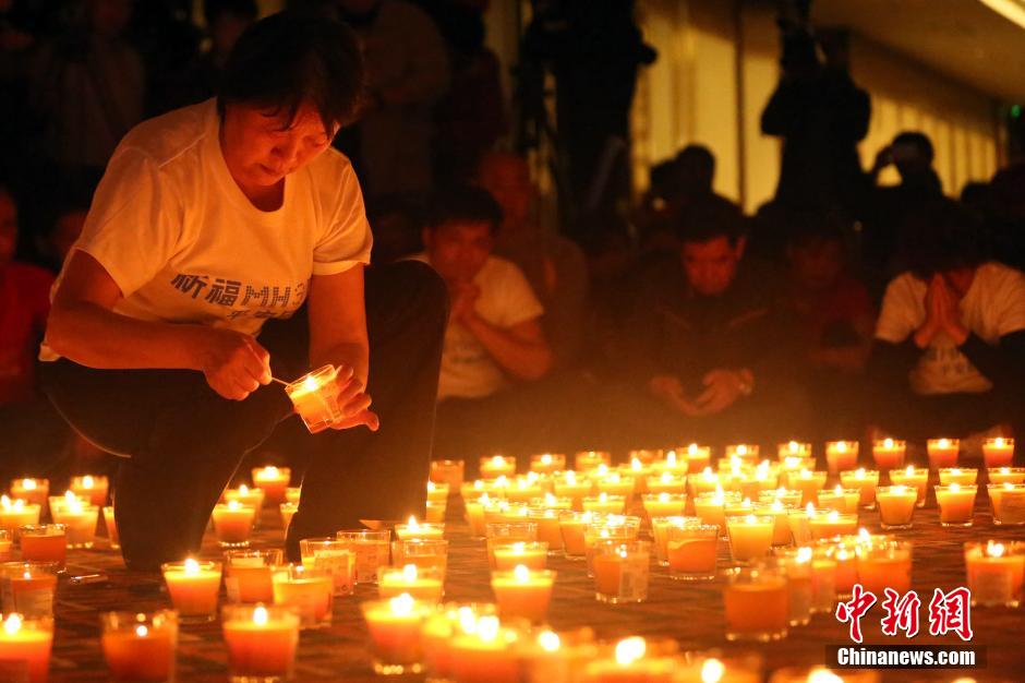 MH370航班失聯(lián)滿月 在京乘客家屬舉行祈?；顒?/></a></p>

<p>　　4月8日，乘客家屬祈福。當(dāng)日，馬航MH370航班失聯(lián)事件發(fā)生滿一個月，失聯(lián)乘客家屬在北京麗都飯店舉行祈?；顒?。中新社發(fā)韓海丹 攝</p>
</p>
</div>
</div>

<div   class=