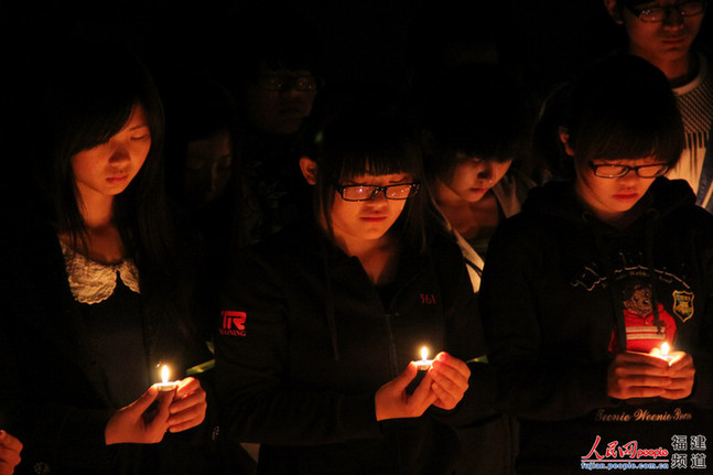 福州高校為雅安祈福：“四川雄起！雅安不哭！”