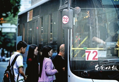 福州40多路公交車(chē)后視鏡貼線路標(biāo)志 市民：乘車(chē)方便了