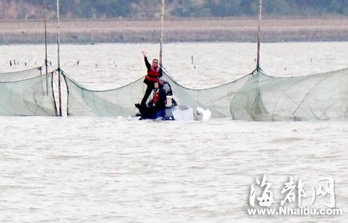 游艇被浪打翻4人落水 1人為救同伴游海2小時(shí)