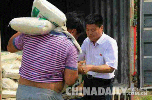 邢臺縣國土資源局全力做好抗洪救災工作 愛心物資送災區(qū)