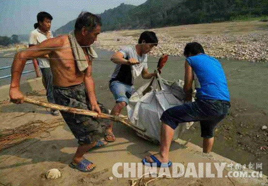 邢臺縣國土資源局全力做好抗洪救災工作 愛心物資送災區(qū)
