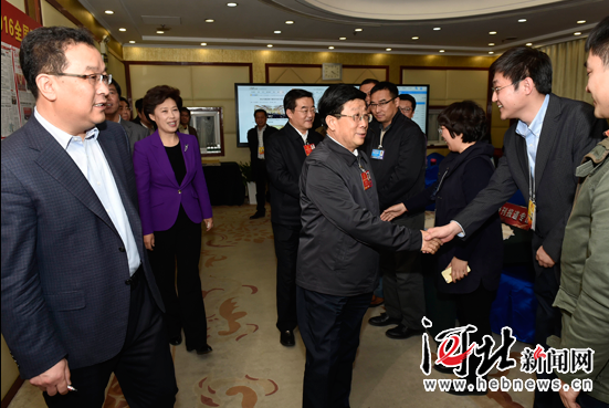 趙克志張慶偉看望參加全國兩會報(bào)道的新聞工作者