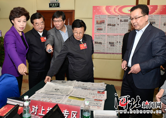 趙克志張慶偉看望參加全國兩會報(bào)道的新聞工作者