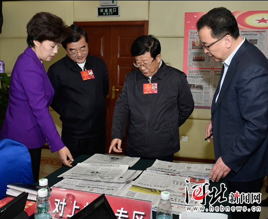 趙克志張慶偉看望參加全國兩會報(bào)道的新聞工作者