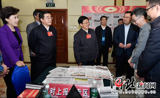 趙克志張慶偉看望參加全國兩會報(bào)道的新聞工作者